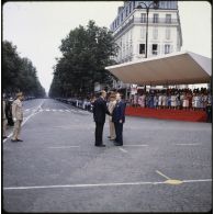 A son arrivée, Valéry Giscard d’Estaing, président de la République, est accueilli par les autorités sur le boulevard Beaumarchais lors de la cérémonie du 14 juillet 1979 à la Bastille.