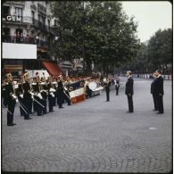 Lors de la cérémonie du 14 juillet 1979 à la Bastille, Valéry Giscard d’Estaing, président de la République, salue le drapeau de la Garde républicaine de Paris (GRP), accompagné de Raymond Barre, Premier ministre, Yvon Bourges, ministre de la Défense.