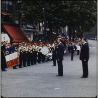 Lors de la cérémonie du 14 juillet 1979 à la Bastille, Valéry Giscard d’Estaing, président de la République, salue le drapeau de la Garde républicaine de Paris (GRP), accompagné de Raymond Barre, Premier ministre, Yvon Bourges, ministre de la Défense.