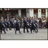 Défilé à pied lors de la cérémonie du 14 juillet 1979 à la Bastille. Passage du drapeau et de sa garde de l'école militaire du corps technique et administratif (EMCTA).