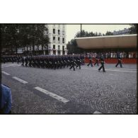 Défilé à pied lors de la cérémonie du 14 juillet 1979 à la Bastille. Passage des élèves de l'école militaire interarmes (EMIA) devant la tribune des Dames.