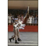 Défilé à pied lors de la cérémonie du 14 juillet 1979 à la Bastille. Passage du drapeau et de sa garde de l'école nationale des sous-officiers d'active (ENSOA) de Saint-Maixent devant la tribune des Dames.