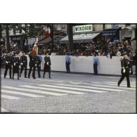 Défilé à pied lors de la cérémonie du 14 juillet 1979 à la Bastille. Passage du drapeau et de sa garde de l'école polytechnique.
