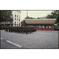 Défilé à pied lors de la cérémonie du 14 juillet 1979 à la Bastille. Passage de l’école polytechnique devant la tribune des Dames.
