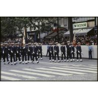Défilé à pied lors de la cérémonie du 14 juillet 1979 à la Bastille. Passage des drapeaux et de leur garde de l'école navale et de l'école militaire de la Flotte (EMF).