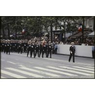 Défilé à pied lors de la cérémonie du 14 juillet 1979 à la Bastille. Passage du drapeau et de sa garde de l'école de l'Air.