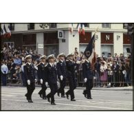 Défilé à pied lors de la cérémonie du 14 juillet 1979 à la Bastille. Passage du drapeau et de sa garde de l'école de l'Air.