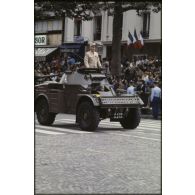 Défilé motorisé lors de la cérémonie du 14 juillet 1979 à la Bastille. Passage du général de brigade Louis Pitel, adjoint au gouverneur militaire de Paris (GMP) commandant la 1re région militaire (1re RM) sur automitrailleuse légère (AML) 60.