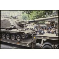Défilé motorisé lors de la cérémonie du 14 juillet 1979 place de la République. Passage des canons automoteurs 155 mm à grande cadence de tir (GCT AUF1) en expérimentation au 40e régiment d'artillerie (40e RA) sur camions porte-chars Berliet turbo V8.