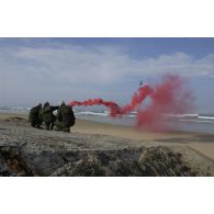 Des stagiaires actionnent leur fumigène sur la plage pendant l'arrivée d'un Puma SA-330 SAR (search and rescue).