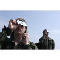 Des pilotes participant à un stage CSAR (combat search and rescue - recherche et sauvetage) sur la BA 120 (base aérienne 120) de Cazaux apprennent à se signaler à l'aide d'un miroir de survie.
