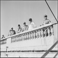 Le général Cherrière accompagné d'officiels assistant au départ du général Cailles à la gare maritime d'Alger.
