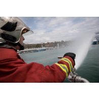 Une équipe de pompiers du centre de secours de Saumaty met en oeuvre une embarcation légère d'incendie et de secours (ELIS) dans le port de Marseille.