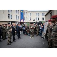 Le ministre de la Défense, le CEMA et le gouverneur militaire de Paris lors d'une visite auprès du détachement Sentinelle du Fort Neuf.