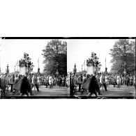 Les généraux saluent les mutilés à l'entrée des Champs-Elysées. [légende d'origine]