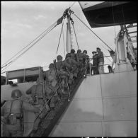 Embarquement de personnels dans la péniche de débarquement L9002 (LST Orne). [Description en cours]
