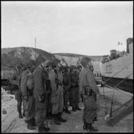 Embarquement de personnels dans la péniche de débarquement L9002 (LST Orne). [Description en cours]