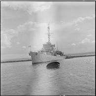 L'escorteur Malgache (F724) dans le port d'Arzew. [Description en cours]