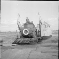 Un LST (landing ship tank) portant le numéro d’immatriculation L9071 dans le port d'Arzew. [Description en cours]