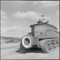 Un Sherman BARV dans le port d'Arzew. [Description en cours]