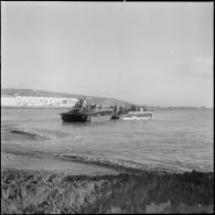 Véhicule amphibie de débarquement (LVT-4) pendant l’exercice de débarquement. [Description en cours]