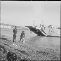 Un LST (landing ship tank) portant le numéro d’immatriculation L9071 dans le port d'Arzew. [Description en cours]
