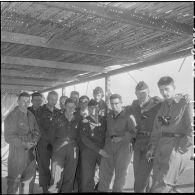 Photographie de groupe de membres d’équipages de chars. [Description en cours]