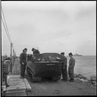 Chenillette d’infanterie M29 Weasel sur le quai du port. [Description en cours]
