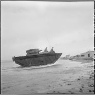 Véhicule amphibie de débarquement (LVT-4) pendant l’exercice de débarquement. [Description en cours]