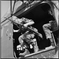 Parachutistes pendant une opération héliportée. [Description en cours]
