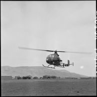 Hélicoptère Djinn en vol. [Description en cours]