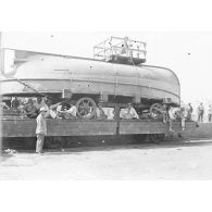 Salonique, Macédoine. Transport d'une chaloupe a vapeur sur tracteur (26.6.18). [légende d'origine]