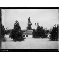 Ekaterinodar. Square de Catherine II, le monument de l'impératrice sous la neige. [légende d'origine]