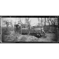 Bois de Biaches (Somme), locomotive allemande endommagée par les obus français. [légende d’origine]