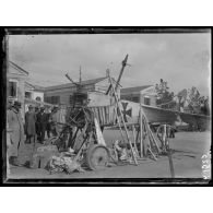 Aviatik allemand descendu le 27 mars 1916 près du lac d'Amatovo et exposé dans les jardins de la Tour Blanche (Salonique). [légende d'origine]