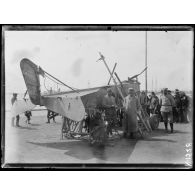 Salonique. Aviatik abattu le 27 mars 1916 dans le lac d'Amatovo, exposé dans le jardin de la Tour Blanche. [légende d'origine]