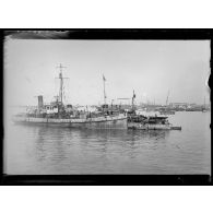 Rade de Salonique. La Perrette, bateau citernes ravitaillant en eau un contre-torpilleur. [légende d'origine]