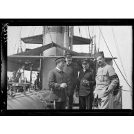 Rade de Salonique. Sur le pont du contre-torpilleur Poignard, officiers du bord. [légende d'origine]