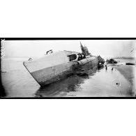 Wissant (Nord), le sous-marin allemand UC-61 échoué et détruit par l'équipage allemand. [légende d'origine]