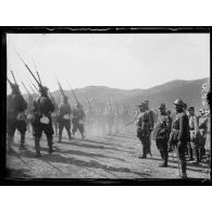 Route de Bohémica. A l'Arbre Noir, revue du 5eme régiment d'infanterie grecque, le régiment défile devant les Généraux Franchet d'Espèrey et Ioannou. [légende d'origine]