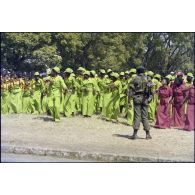 Groupe de danseurs folkloriques zaïrois lors de la cérémonie militaire à Lubumbashi. [Description en cours]