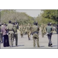 Défilé du 2e régiment étranger parachutiste (2e REP) à Lubumbashi.  [Description en cours]