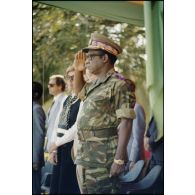 Portrait du président de la République du Zaïre Mobutu Sese Seko en  tribune officielle lors du défilé militaire à Lubumbashi. [Description en cours]