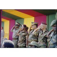 Officiers de l’armée zaïroise et officier français, le colonel parachutiste Gras, chef de la mission française d’assistance militaire au Zaïre, en  tribune officielle lors du défilé militaire à Lubumbashi. [Description en cours]