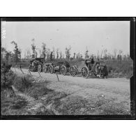 Près d'Elverdinghe, artillerie lourde belge se portant en avant. [légende d'origine]