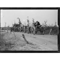 Près d'Elverdinghe, artillerie lourde belge se portant en avant. [légende d'origine]
