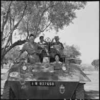 Photographie de groupe dans un char M8 Greyhound. [Description en cours]