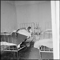 Patient dans l’hôpital civil de Saïda. [Description en cours]