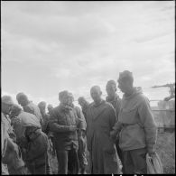 Prisonniers fellaghas juste avant leur évacuation en hélicoptère Alouette II. [Description en cours]