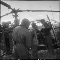 Prisonniers fellaghas juste avant leur évacuation en hélicoptère Alouette II. [Description en cours]